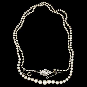 COLLIER, troligen orientaliska pärlor lås i 18k vitguld med diamanter.