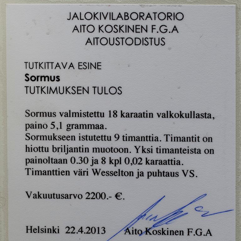 RING, vitguld 18K, briljantslipade diamanter, mittsten 0,30 ct, sidostenar tot. 0,16 ct. Vikt 5,1 g. Intyg.