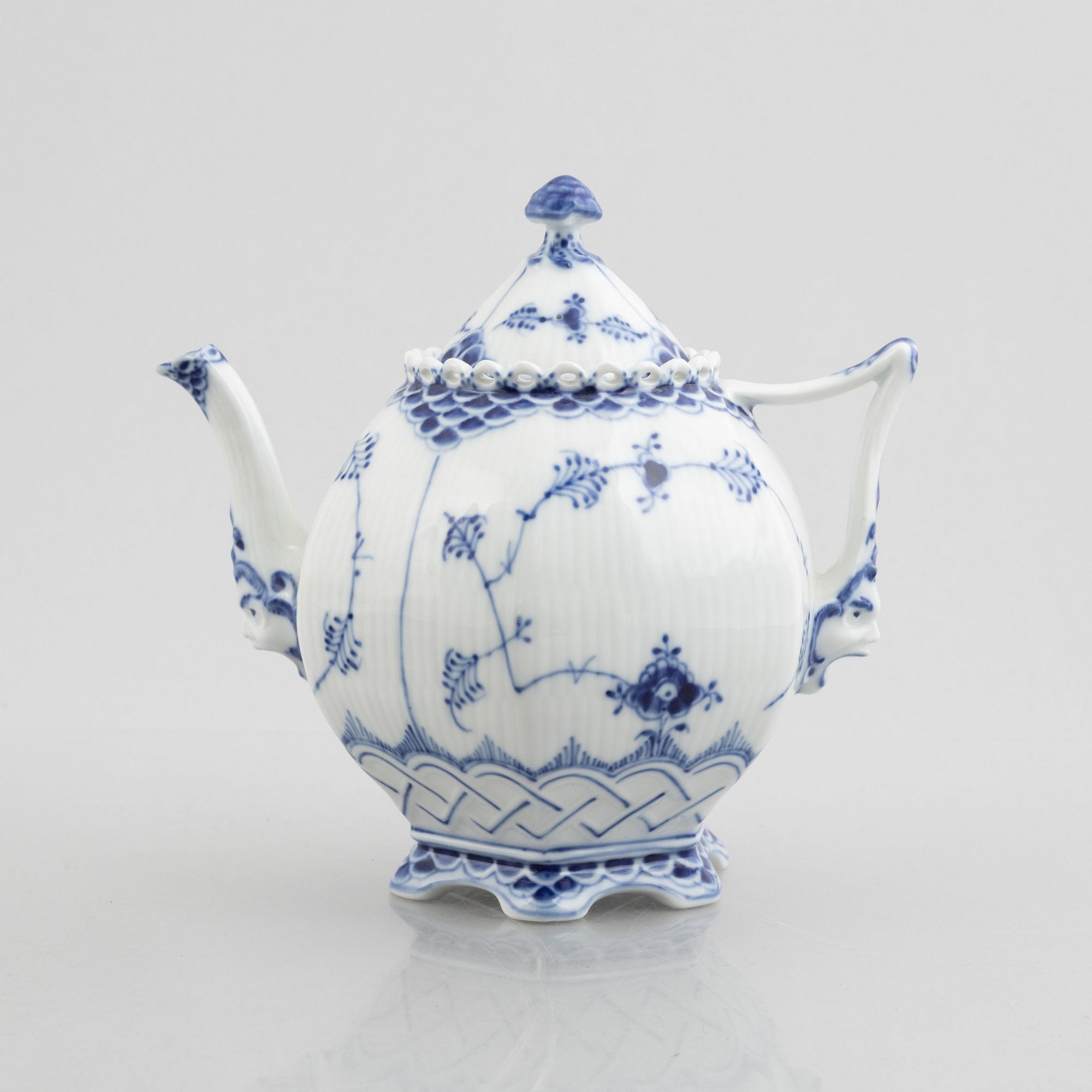 Tekanna, porslin, Royal Copenhagen, "Musselmalet helblond", modell 1118, 1967.