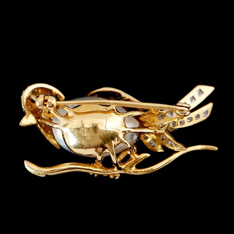 BROSCH, 18 k, guld, med Southseapärla, rubin och briljantslipade diamanter tot ca 0.35 ct.
