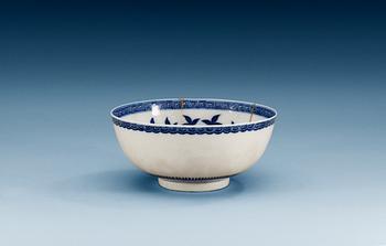 1734. A blue and white 'three abundance' bowl, Qing dynasty, Yongzheng (1723-35) with Chenghua´s six character mark.