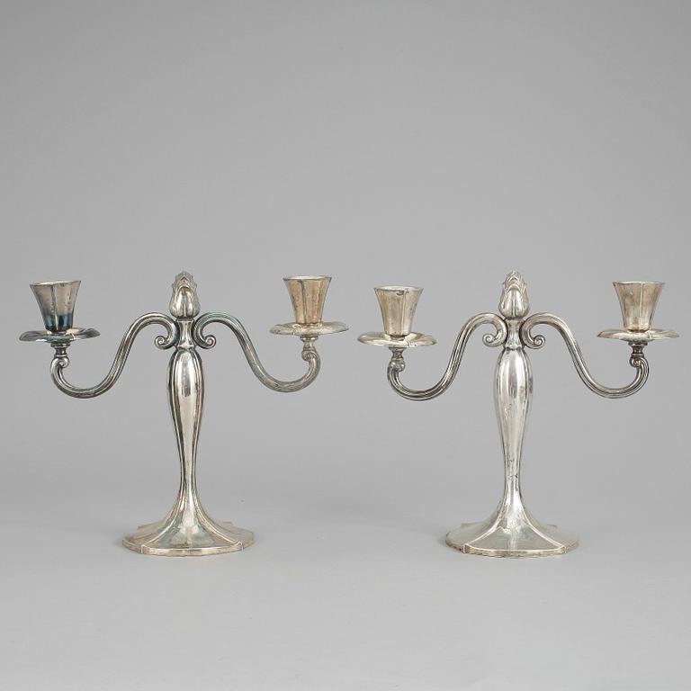 KANDELABRAR, ett par, svenska importstämplar. Vikt ca 940 gram.