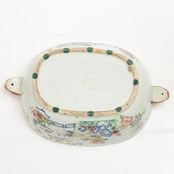 Terrin med lock, kompaniporslin. Qing dynastin, Qianlong (1736-95).