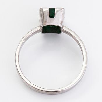 A 14K white gold ring, with an emerald. Finnish hallmarks 2015.