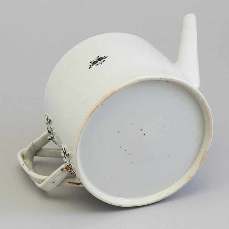 A Chinese porcelain teapot, Jiaqing (1796-1822).