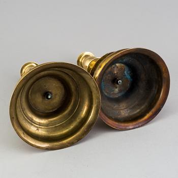 A pair of brass candlesticks, 18-/19th century.