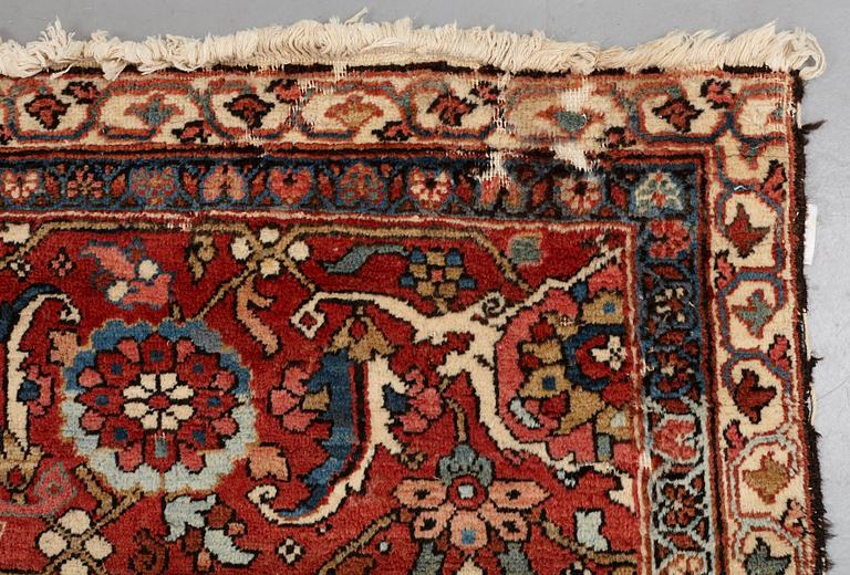 A carpet, an antique Heriz, ca 564,5 x 587,5 x 376,5-380 cm.