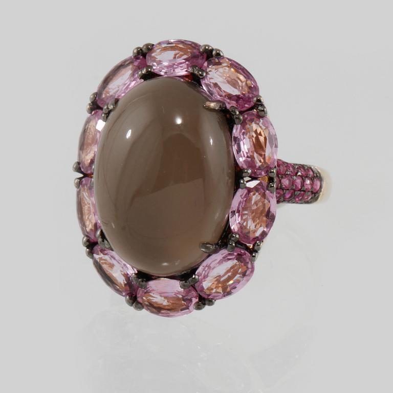 RING, 18K guld med cabochonslipad månsten, fasettslipade rosa safirer 4.41 ct samt rubiner 0.44 ct. Vikt 9,4 gram.
