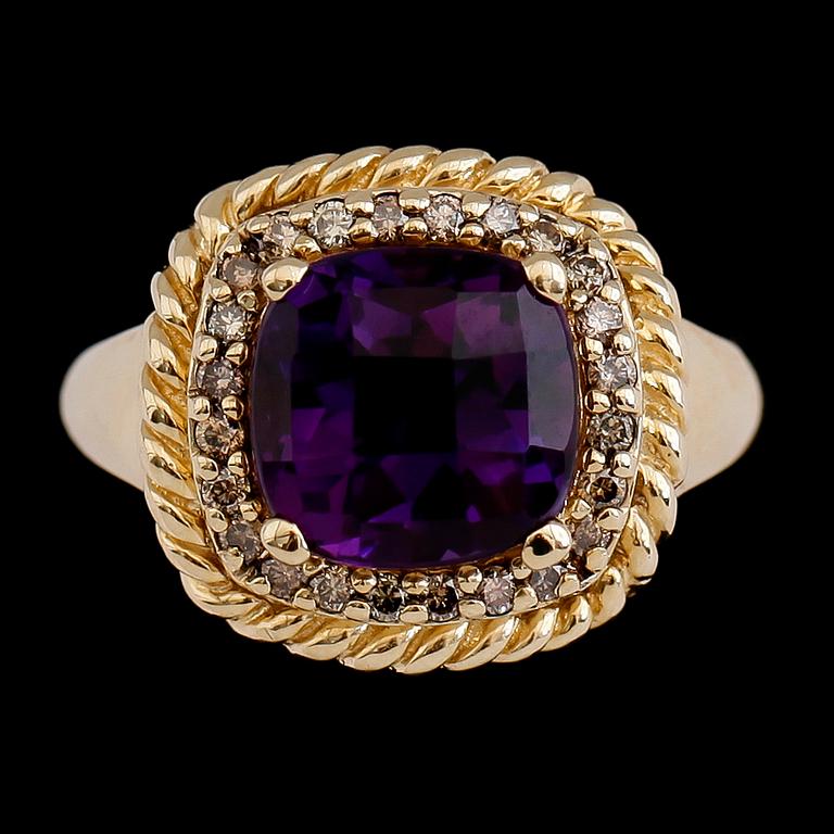 RING, 14 k guld, ametist och diamanter. Vikt ca 6,0 g.
