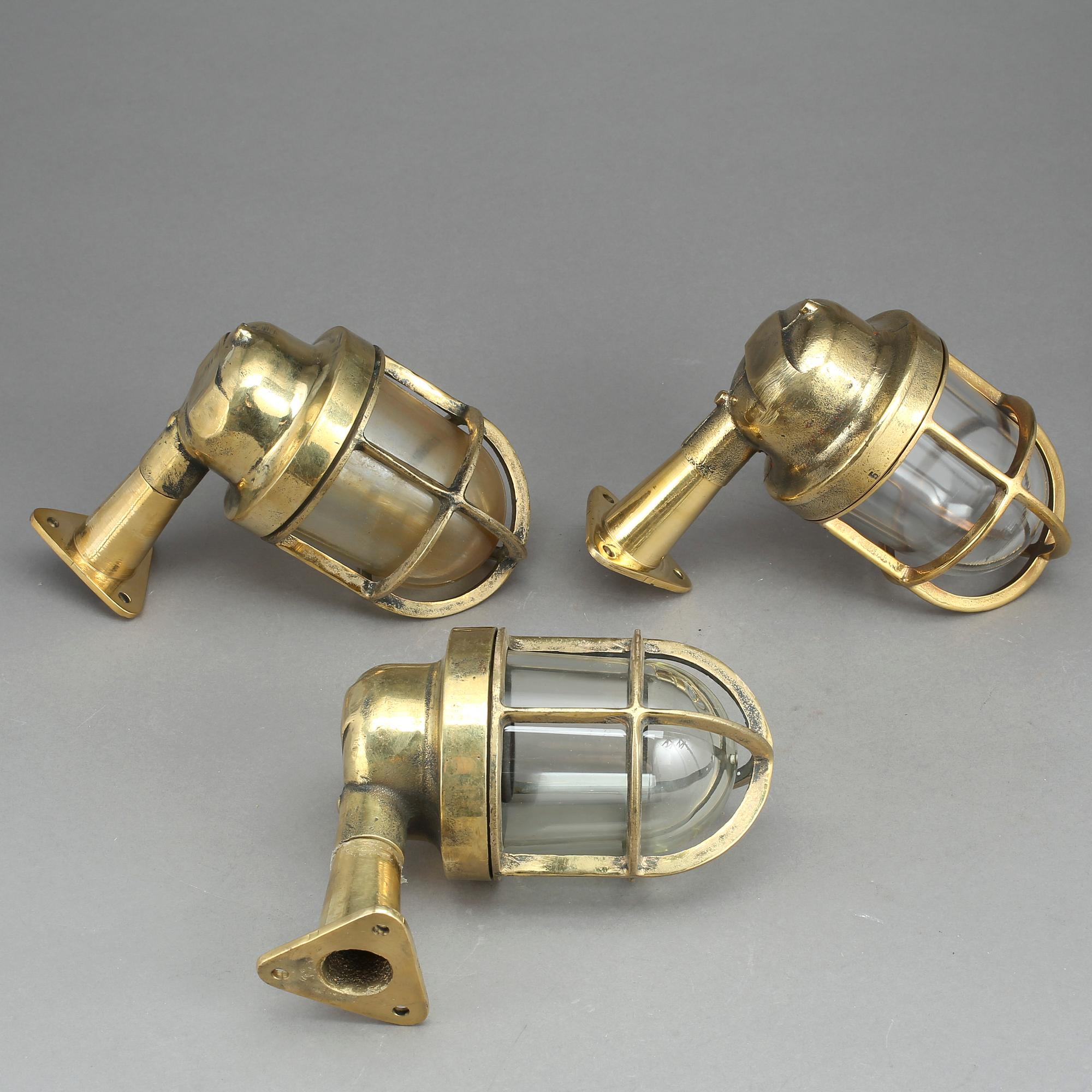 MÄSSBELYSNING, 1900-talets andra hälft. Mässing och glas.