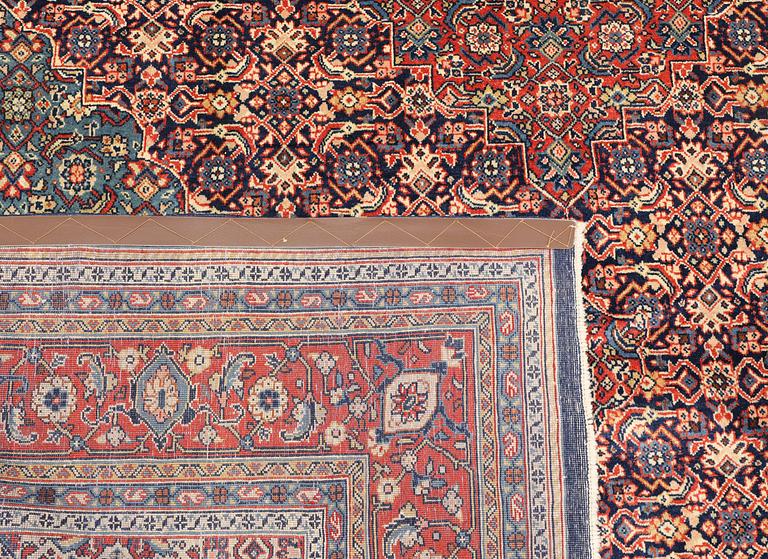 A Sarouk carpet, c. 304 x 218 cm.