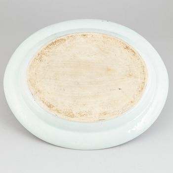 A large oval shaped serving dish, Qing dynasty, Jiaqing (1796-1820).