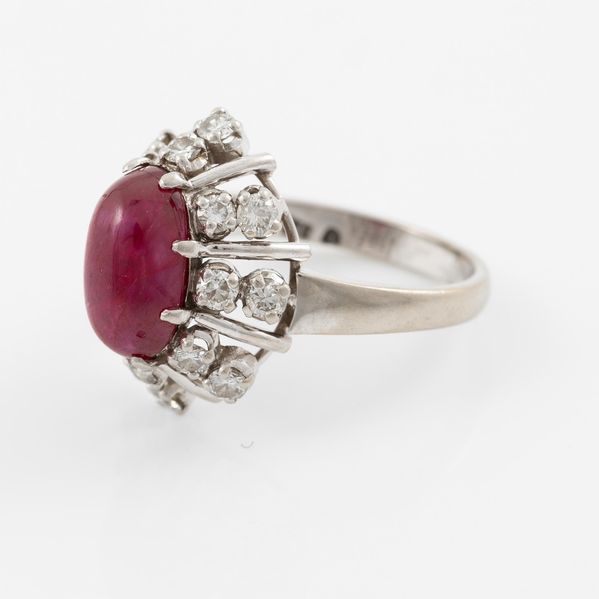 Ring in 18K gold set with a cabochon-cut ruby and round brilliant-cut diamonds.