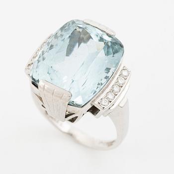 Cocktailring  18K vitguld med akvamarin och runda briljantslipade diamanter.
