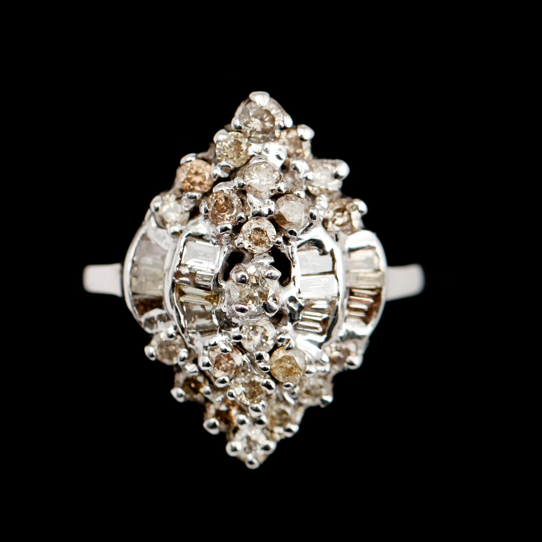 RING, 8 k vitguld, diamanter tot ca 0.70 ct.