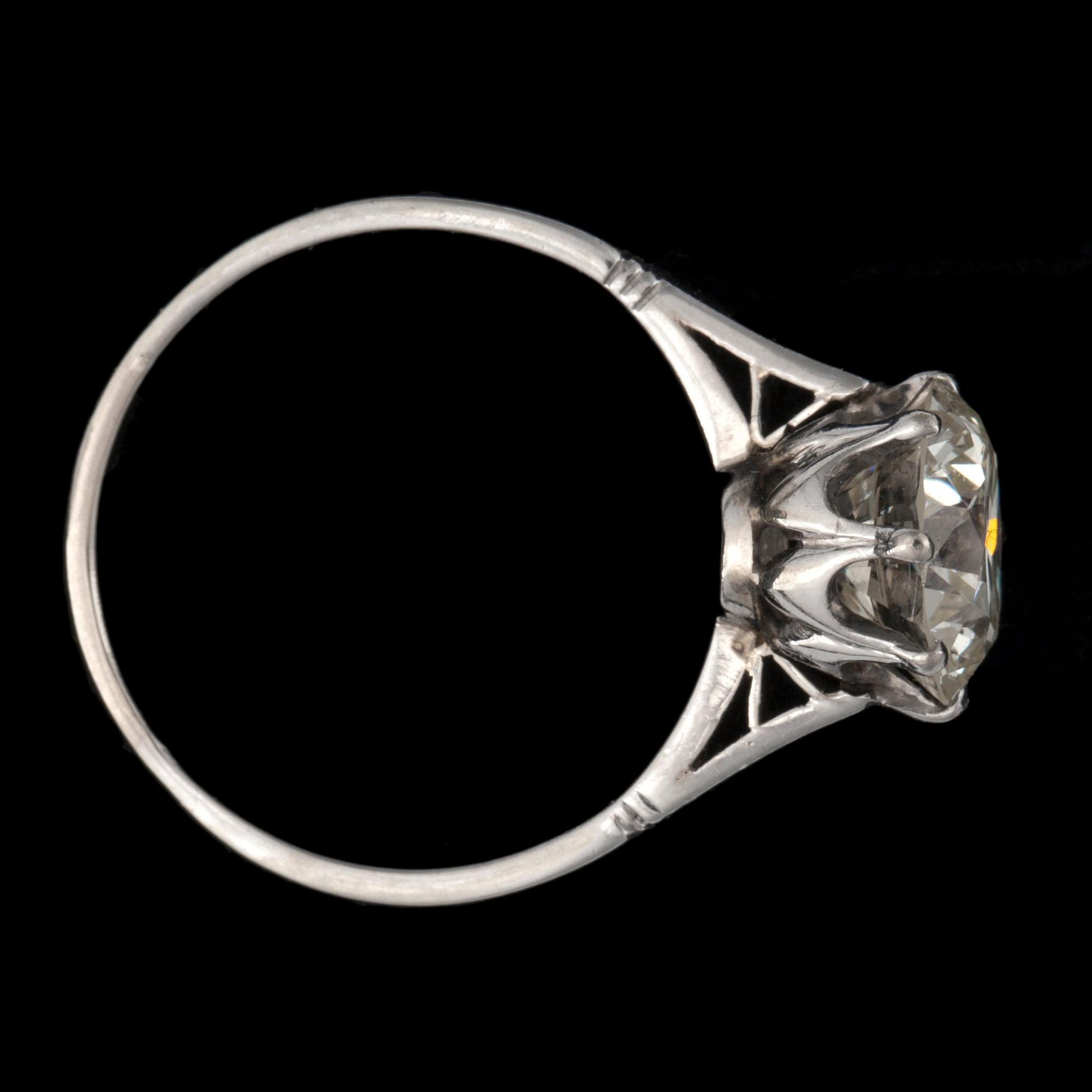 A solitaire diamond, circa 1.95 cts, ring. Quality circa K-L/VVS.
