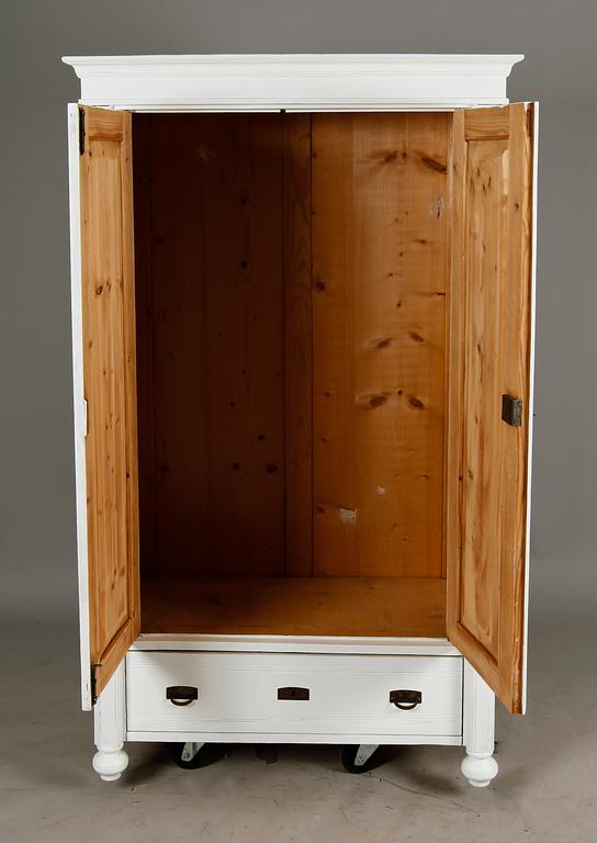 KLÄDSKÅP, sent 1800-tal.