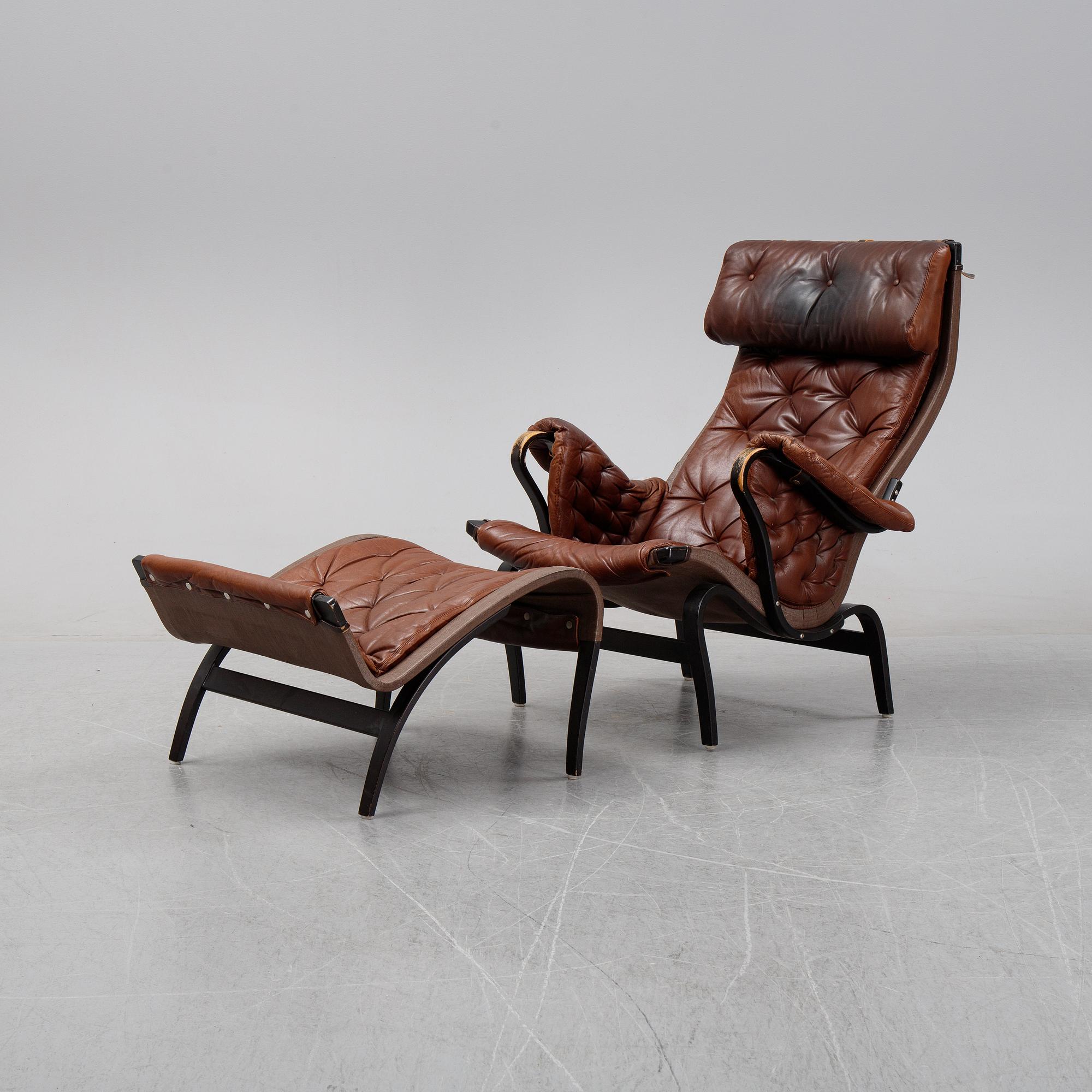 Bruno Mathsson,
fåtölj , "Pernilla 69" med fotpall, DUX, 1900-talets andra hälft.