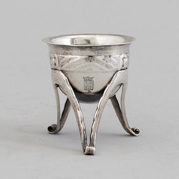 A Swedish Art Nouveau silver salt cellar with family crest Cederström, maker's mark Hugo Lundstedt, Gothenburg, 1912.