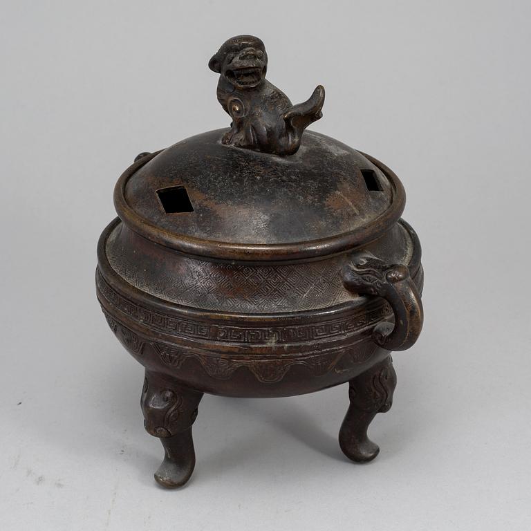 A Japanese bronze censer with cover, Meiji period (1868-1912).