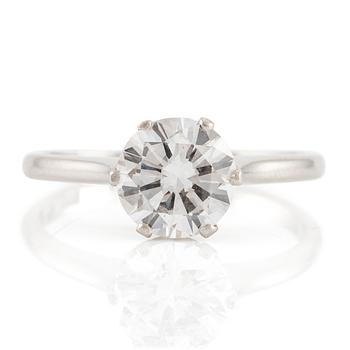 559. A ring in platinum with a round brilliant-cut diamond.