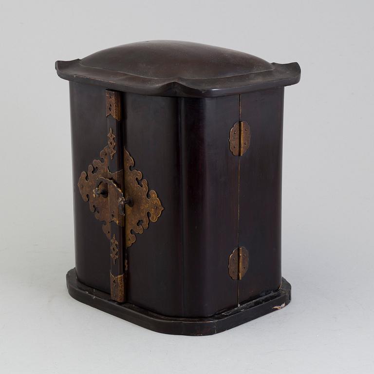 A Japanese wooden lacquered altar piece, with buddha and two deites, early 20th century.