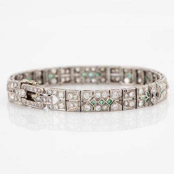 Armband platina med runda briljant-, åttkant och trappslipade diamanter, smaragder och onyx.