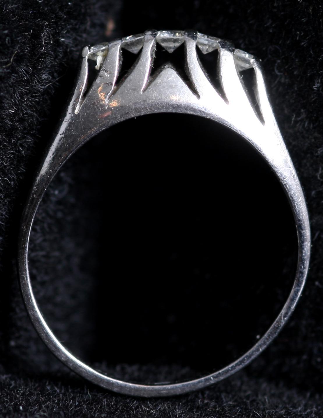 RING, vitguld samt 5 briljantslipade diamanter, tot ca 0.22 ct.
