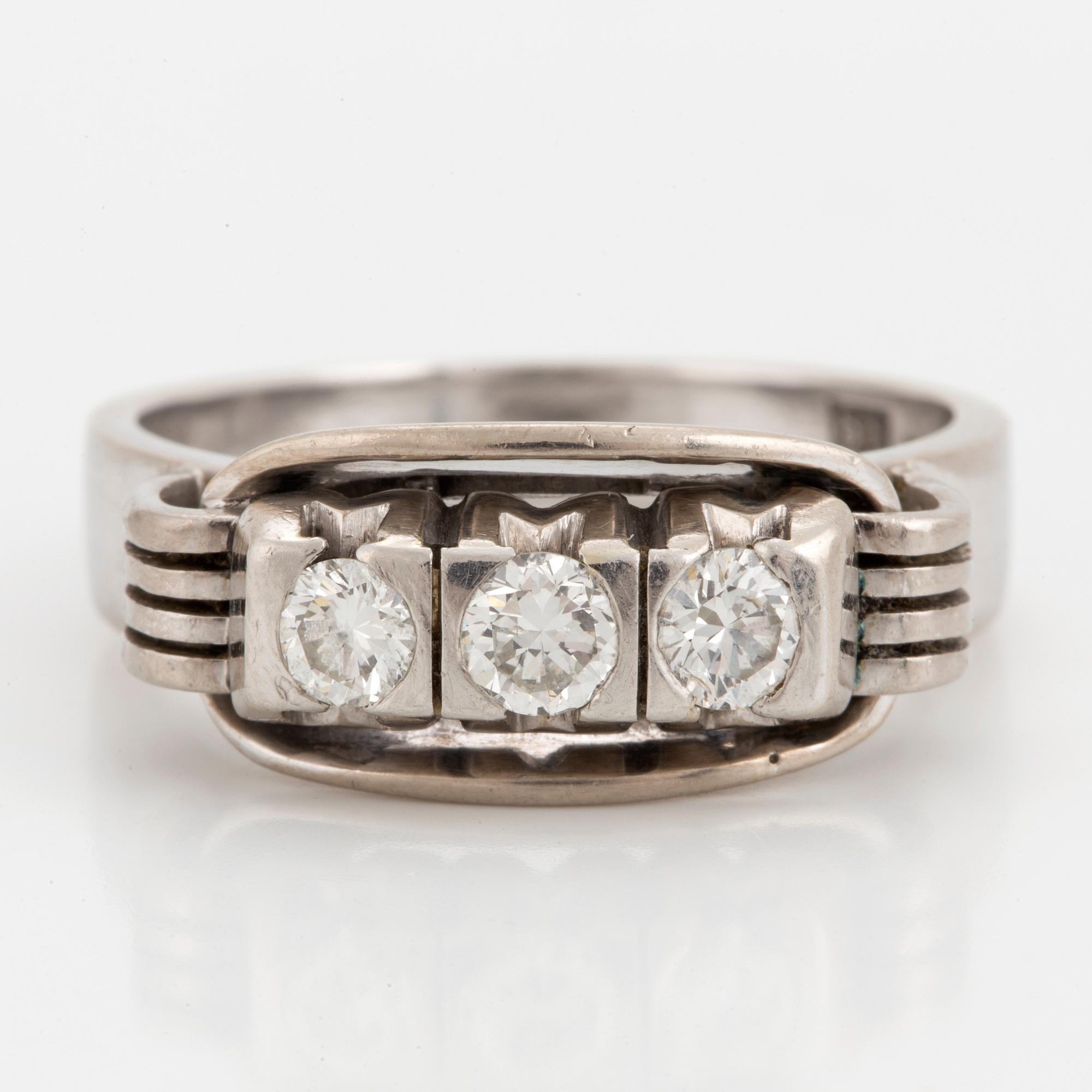 RING, med tre briljantslipade diamanter.