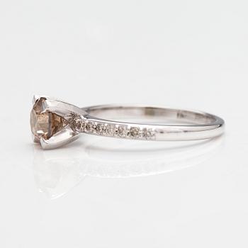 Ring, 14K vitguld, diamanter ca 1.21 ct tot. AIG-certifikat.