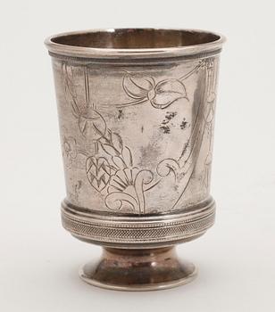 BÄGARE SAMT DOSA. Silver. Ryssland. Tot ca 136 g.