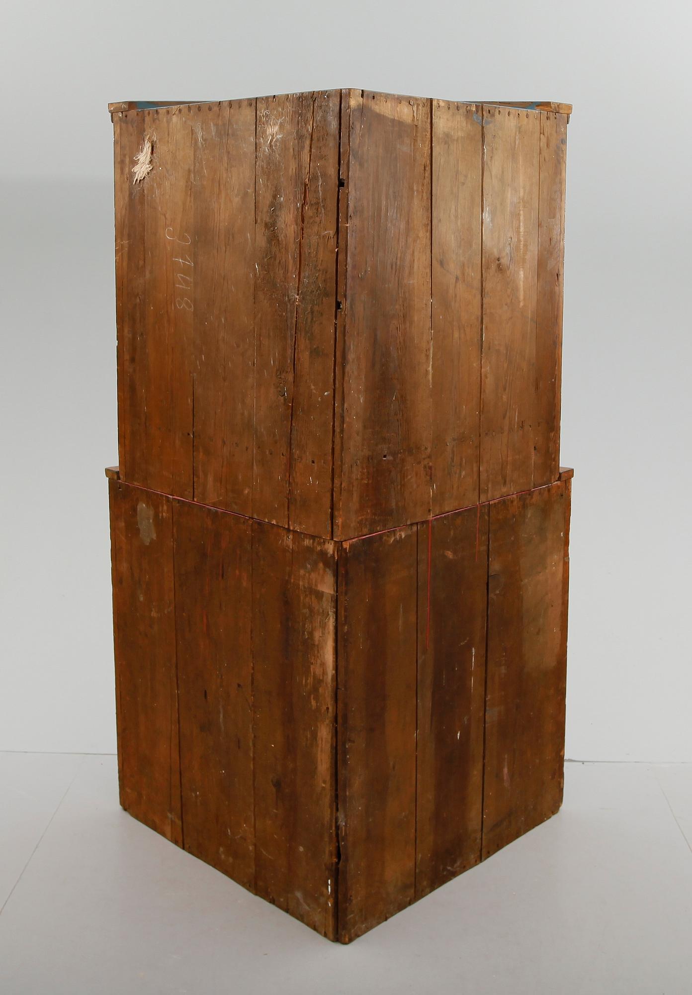 HÖRNSKÅP, allmoge, 1800-tal.