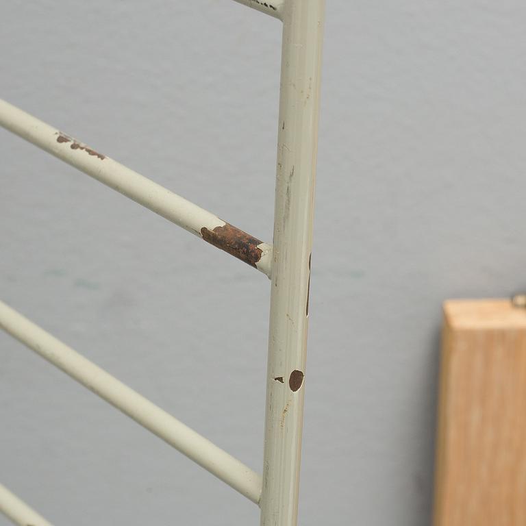 BOKHYLLA, string-modell, 1900-talets andra hälft.