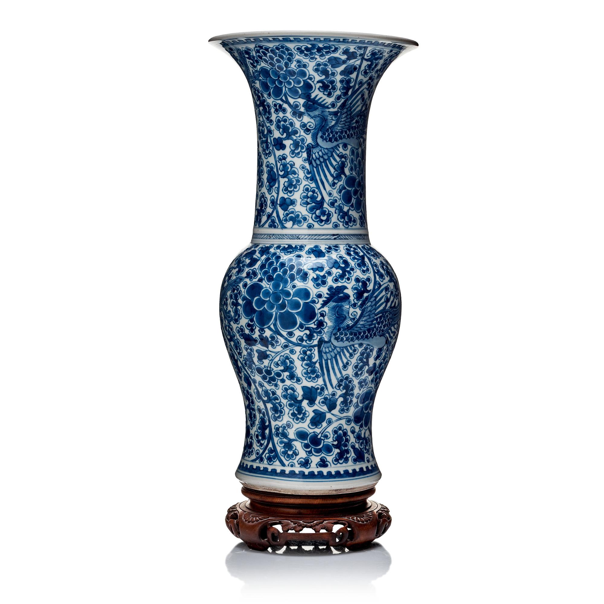 A blue and white vase, Qing dynasty, 18th Century.