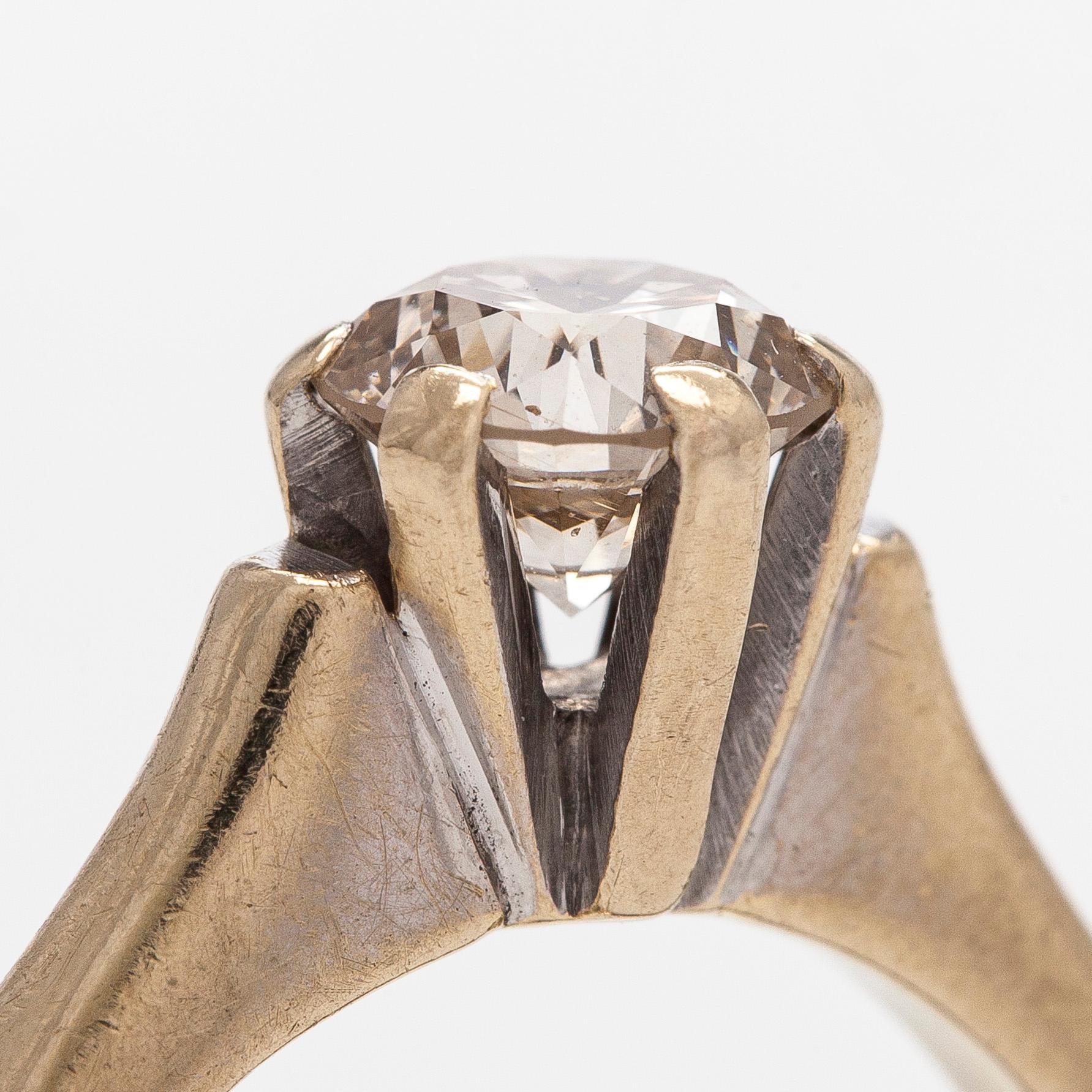 Ring, 18K guld med en briljantslipad diamant.