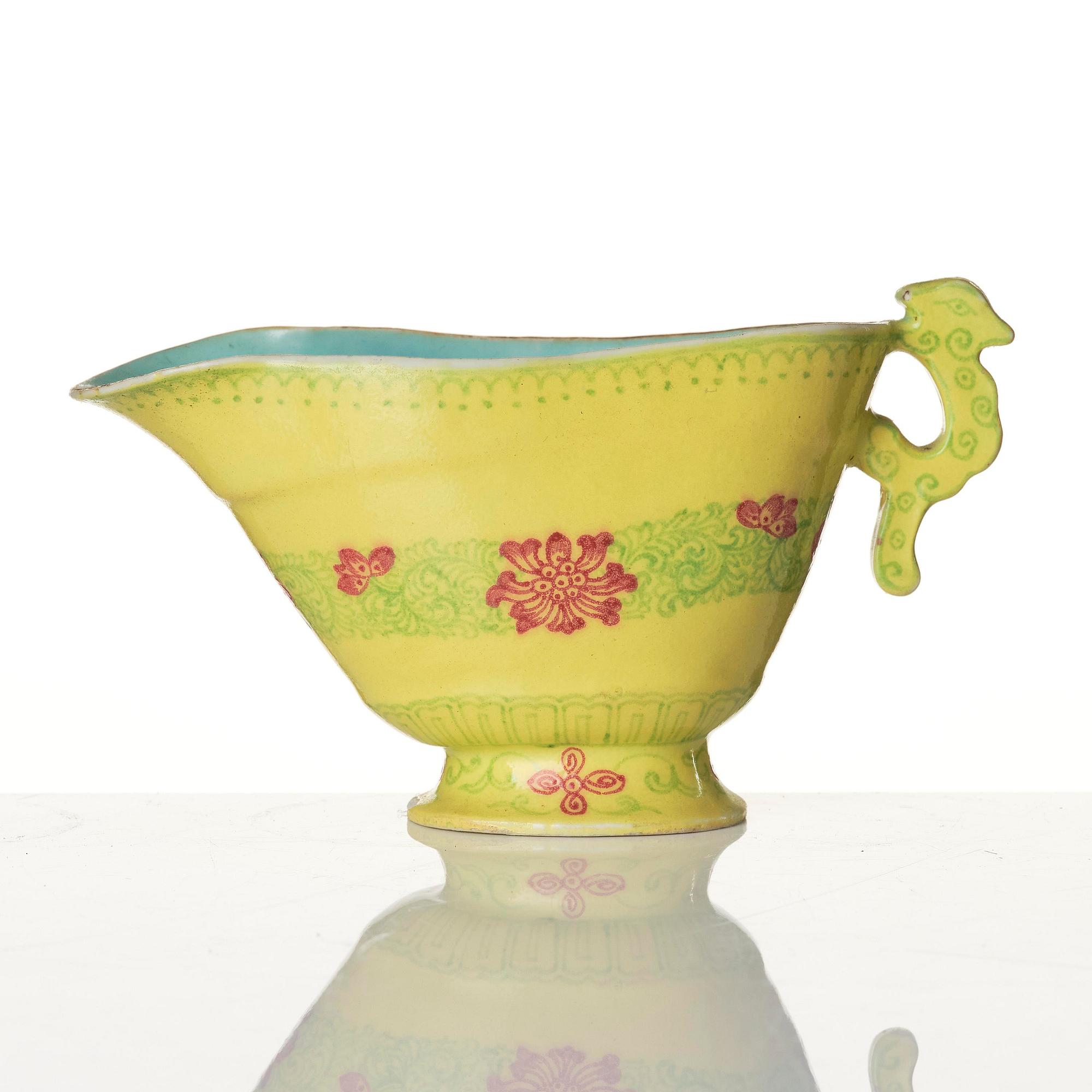 Koppar, två stycken, keramik samt kanna, porslin. Qing dynastin, 1800-tal.