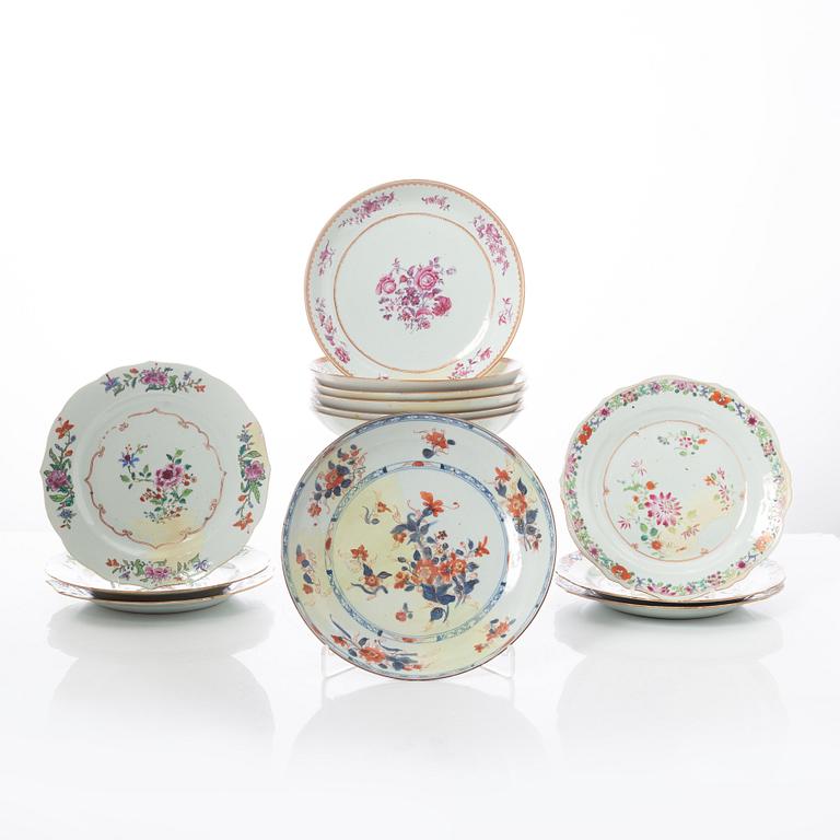 Tallrikar, 13 stycken, porslin. Qingdynastin, 1700-tal.