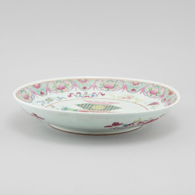 A 19th century Chinese porcelain plate.