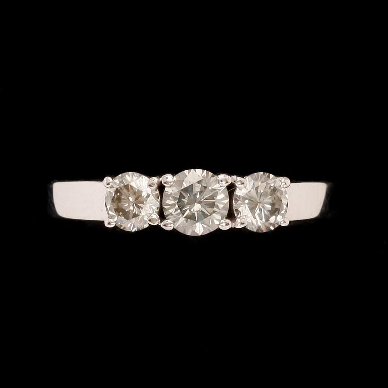RING, 14k vitguld med tre briljantslipade diamanter, tot ca 1 ct. Vikt 3,5 g.