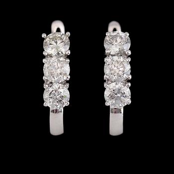 ÖRHÄNGEN, 1 par, 18K vitguld, briljantslipade diamanter tot ca 2.48 ct. Vikt ca 6 g.