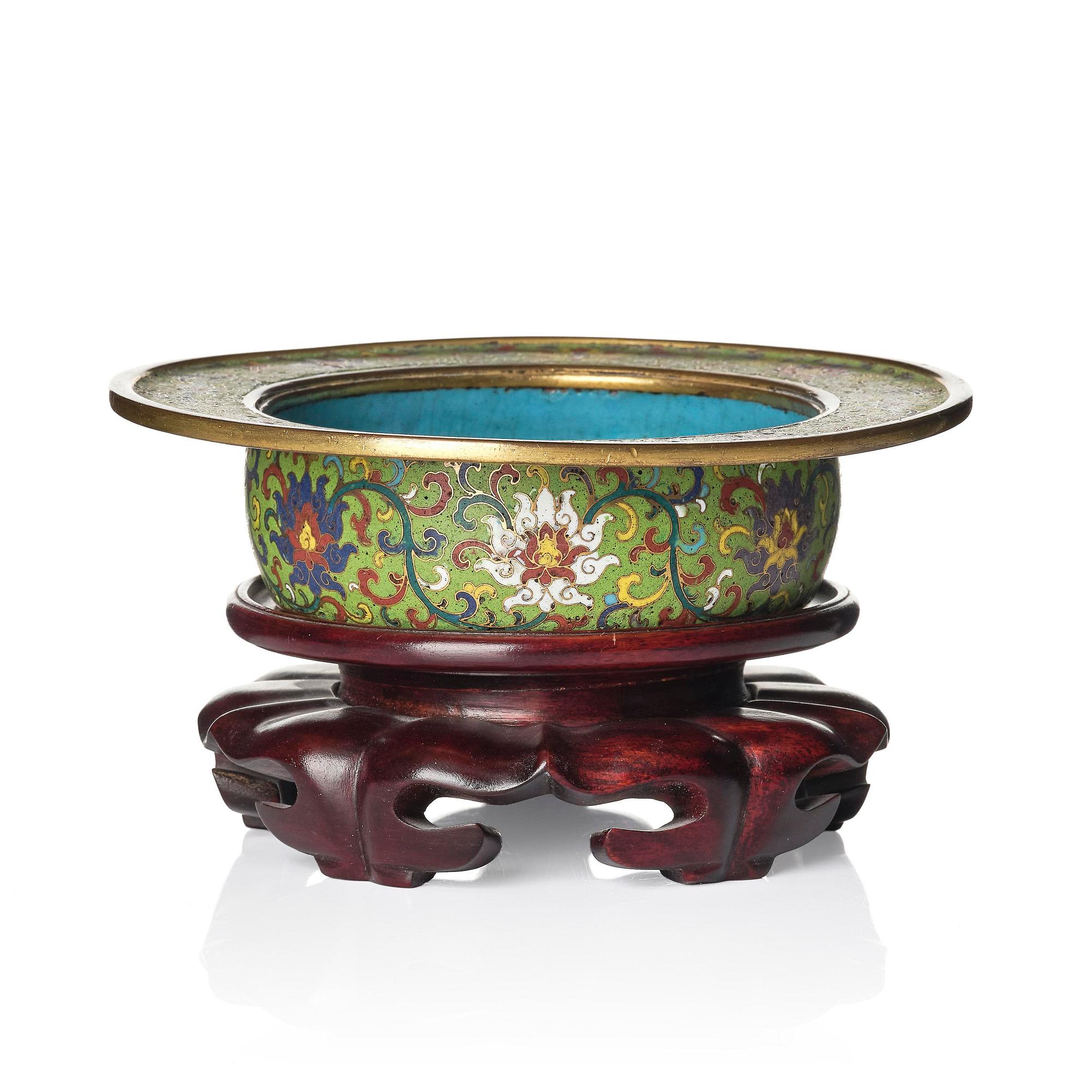 Kärl, cloisonne. Sen Mingdynasti.