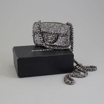 A sequin Flap-bag from Chanel.