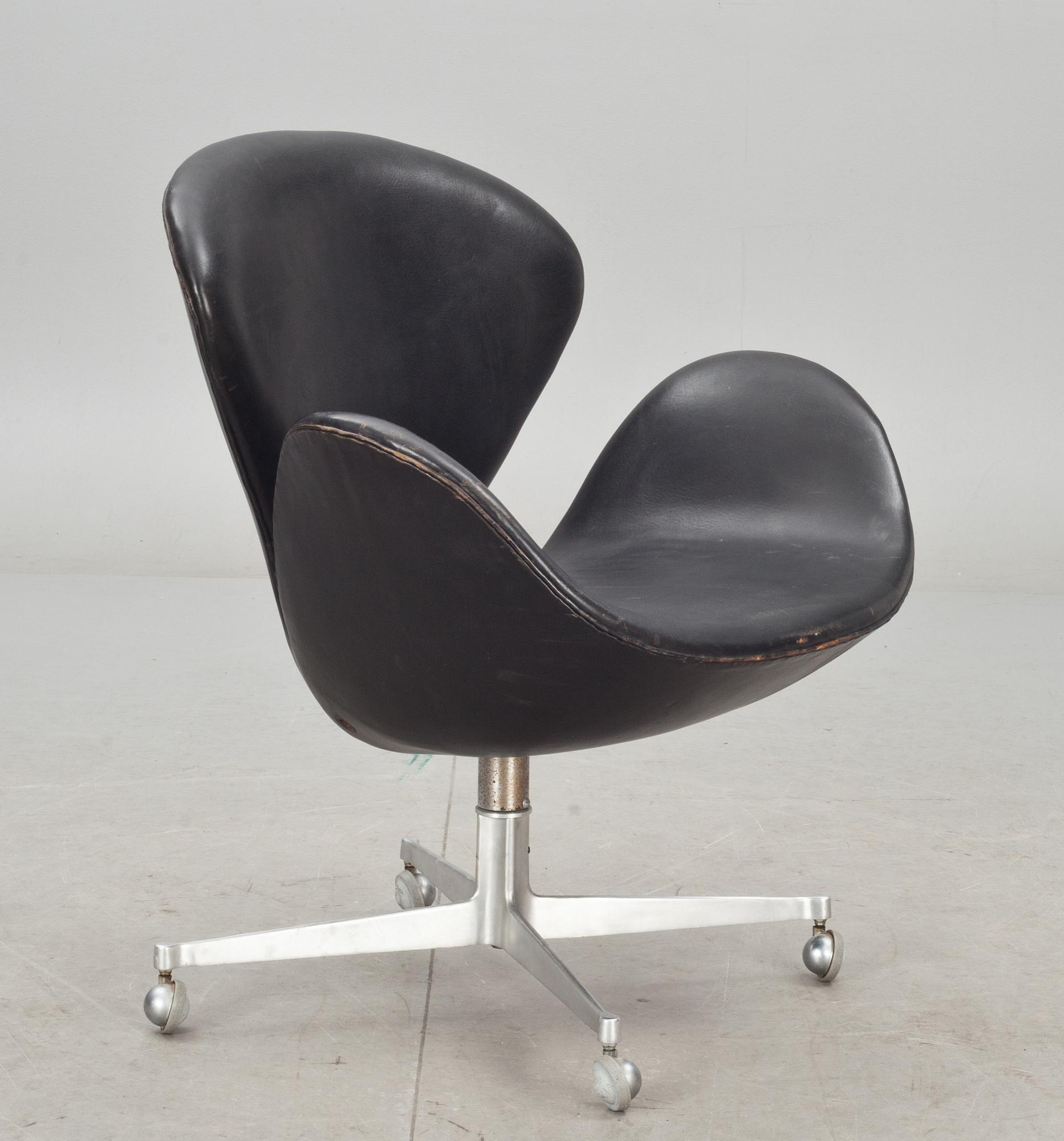 FÅTÖLJ, "Svanen" av Arne Jacobsen för Fritz Hansen, Danmark.