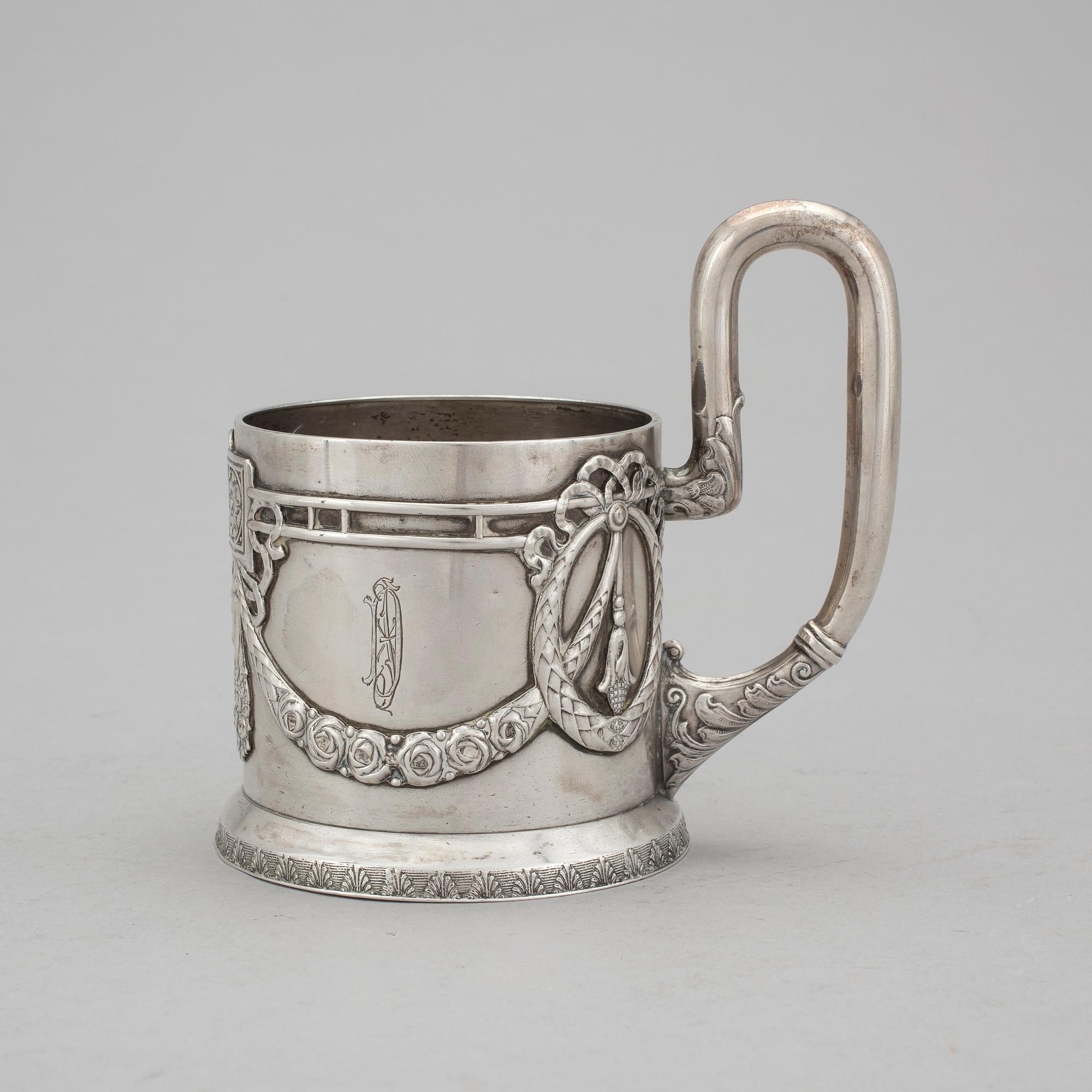 TEGLASHÅLLARE, silver. Oidentifierade stämplar, Moskva 1908-1917. Daterad i gravyren 1917. Vikt ca 197 gram.