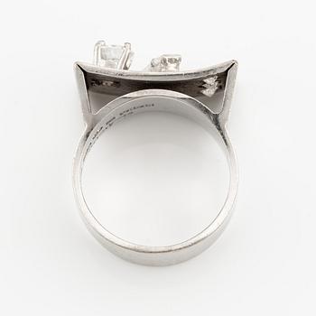 Ring, Elon Arenhill, 18K white gold with baguette and brilliant cut diamonds totalling approximately 0.85 ct.