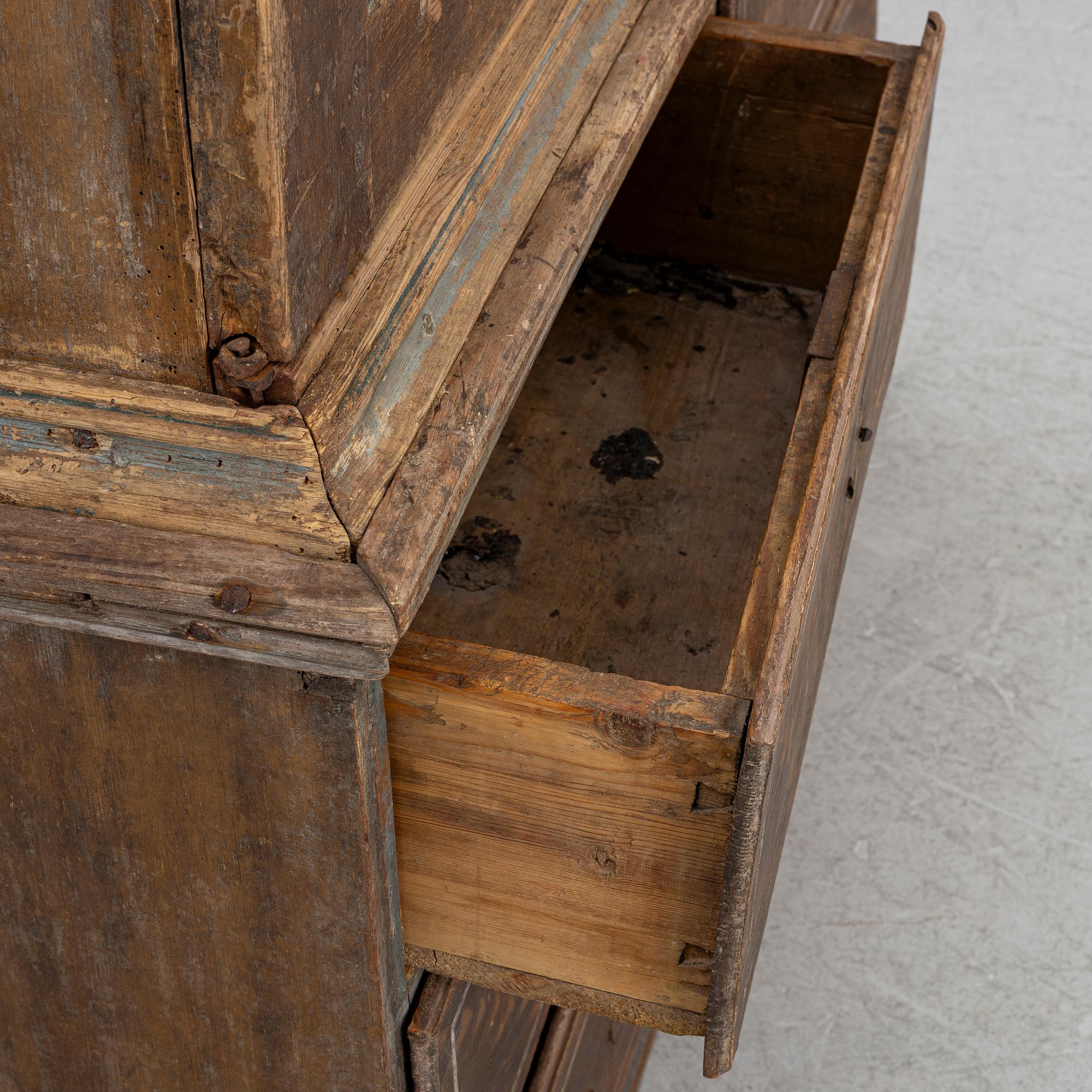 A folk-art cabinet attributed to  "Gammelmålaren" Anders Nilsson (Brunskog, 1807–1889).