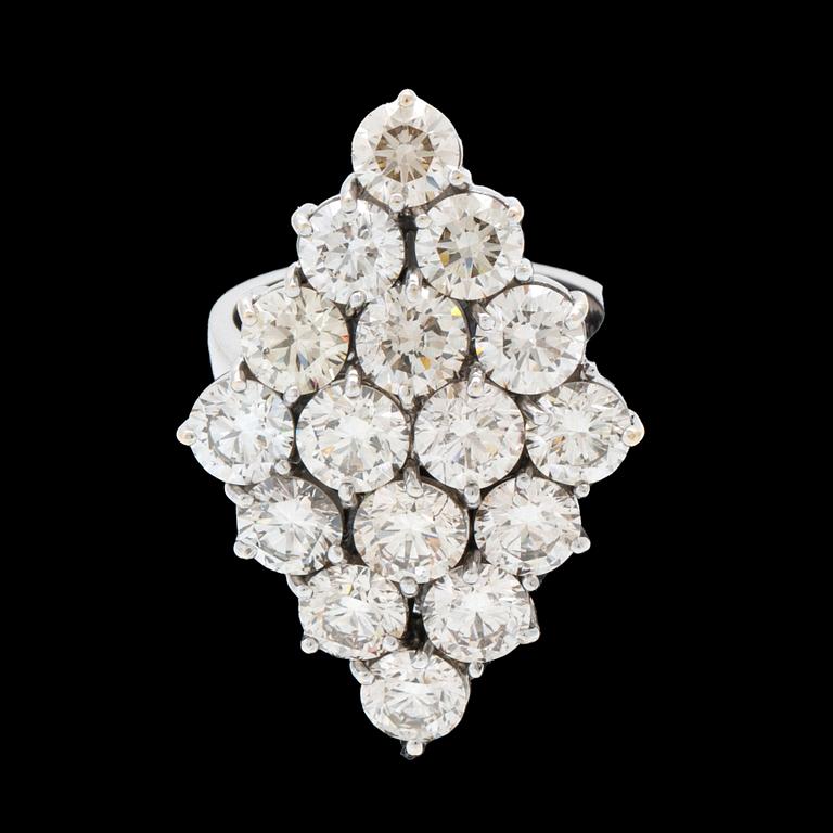 An 18K white gold and diamond ring, approx. 11.2 ct.