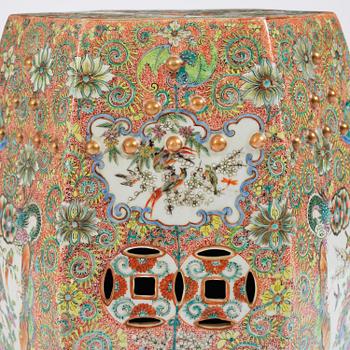 A Chinese Canton porcelain garden seat, around 1900.