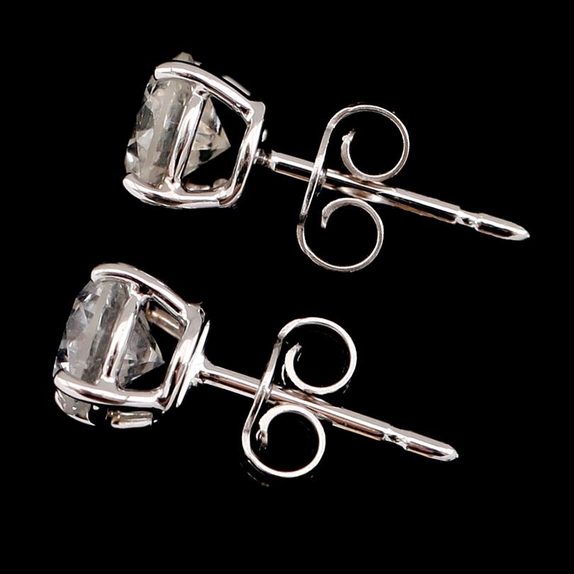 ÖRHÄNGEN, 1 par, 18 k vitguld, solitära briljantslipade diamanter tot ca 1.40 ct.