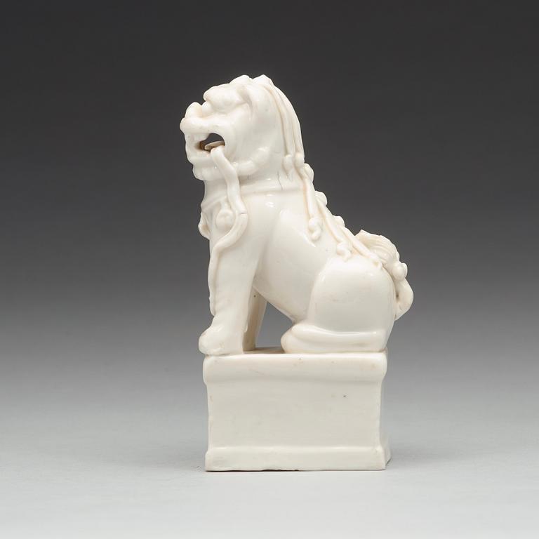 RÖKELSEHÅLLARE, blanc de chine. Qingdynastin, Kangxi (1662-1722).
